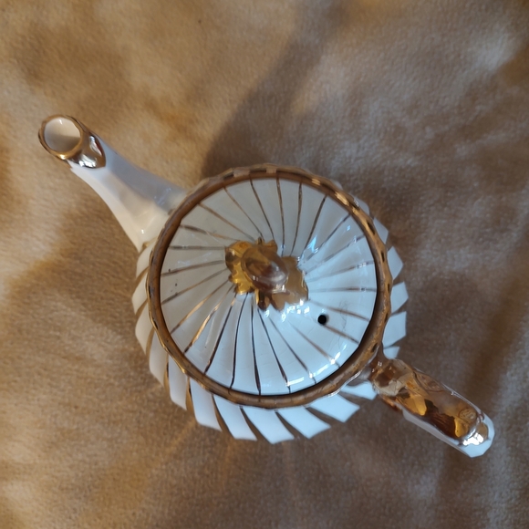 Sandler England Vintage Gold and White Swirl Teapot Signed - Picture 2 of 5